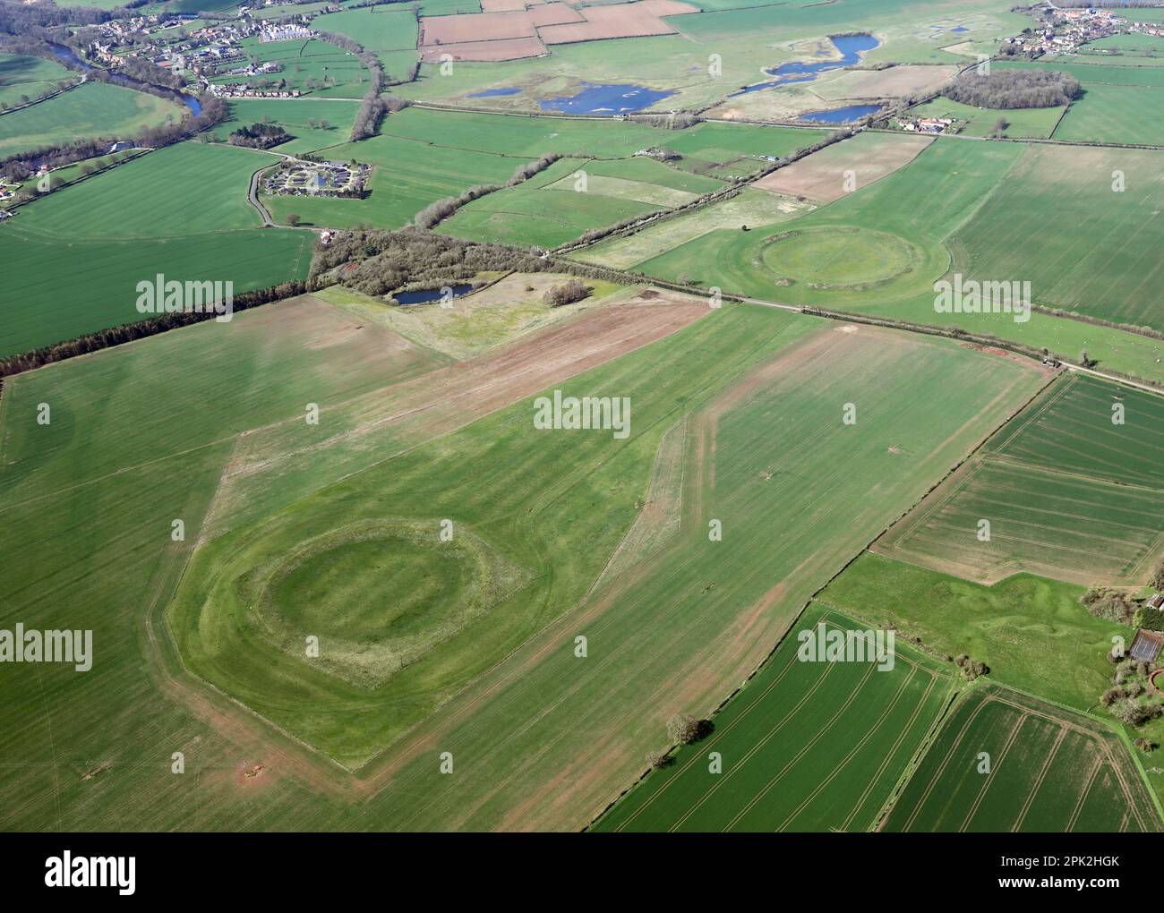 Veduta aerea del Thornborough Henges, un insolito monumento antico che include i tre henges allineati, West Tanfield vicino Ripon, North Yorkshire Foto Stock