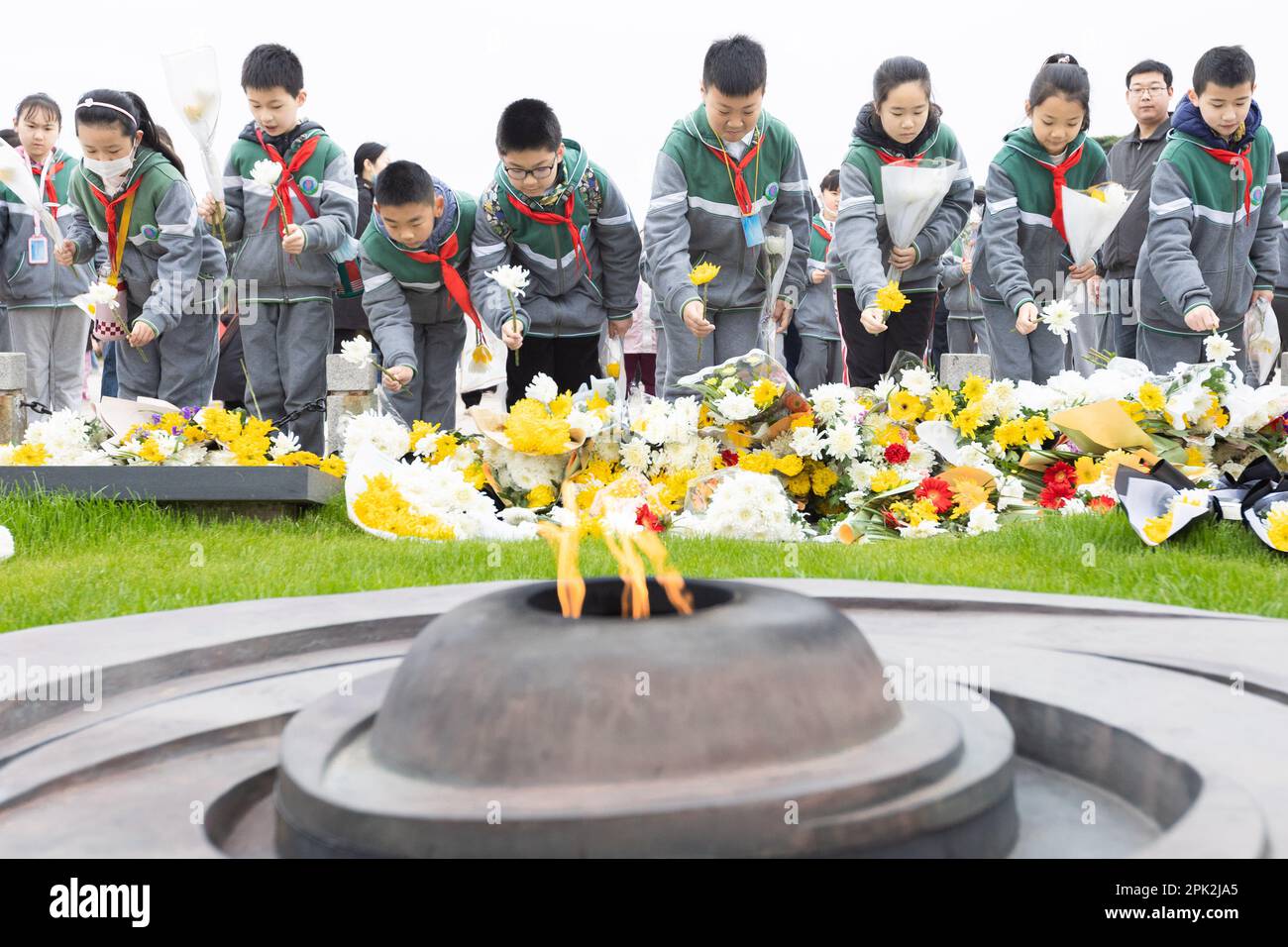 NANJING, CINA - 5 APRILE 2023 - gli studenti della scuola elementare presentano fiori al monumento ai martiri Yuhuatai a Nanjing, nella provincia di Jiangsu, Nella Cina orientale Foto Stock