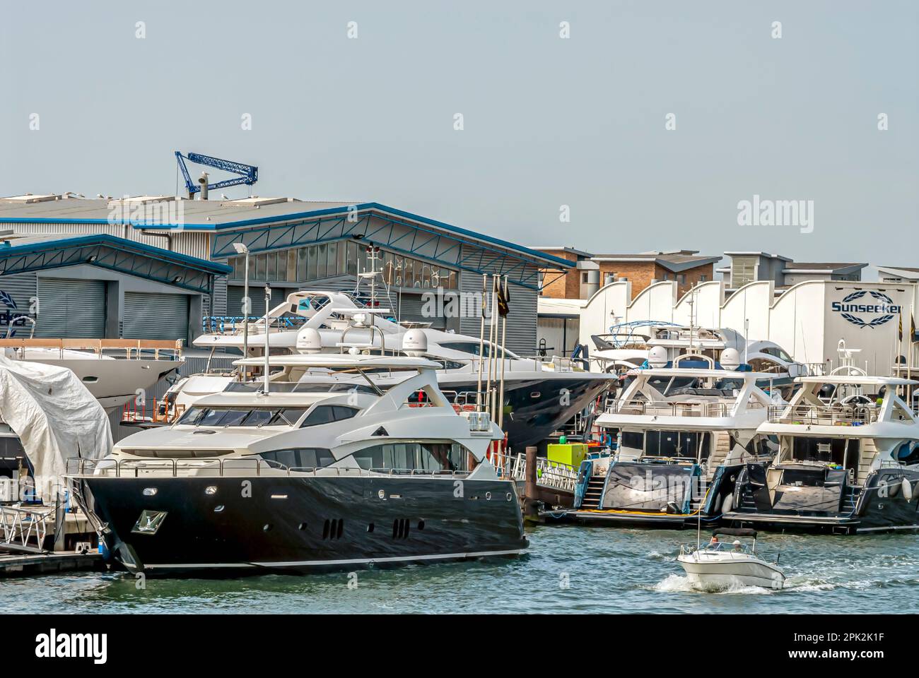 Sunseeker Ship Yard a Poole Harbour, un grande porto naturale, Dorset, Inghilterra Foto Stock