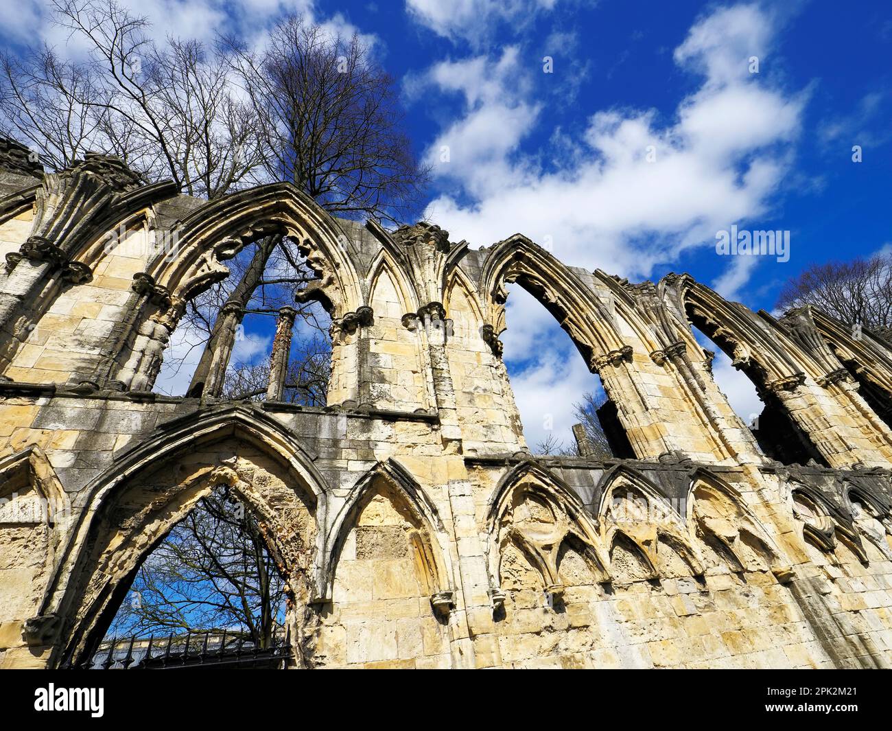 L'abbazia benedettina di St Marys in rovina a Museum Gardens City di York Yorkshire Inghilterra Foto Stock