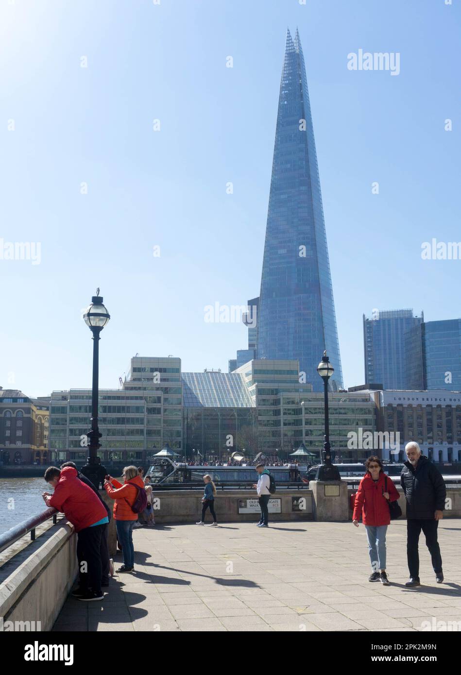 L'iconico Shard visto dal Molo di Grant's Quay a Londra, Regno Unito Foto Stock