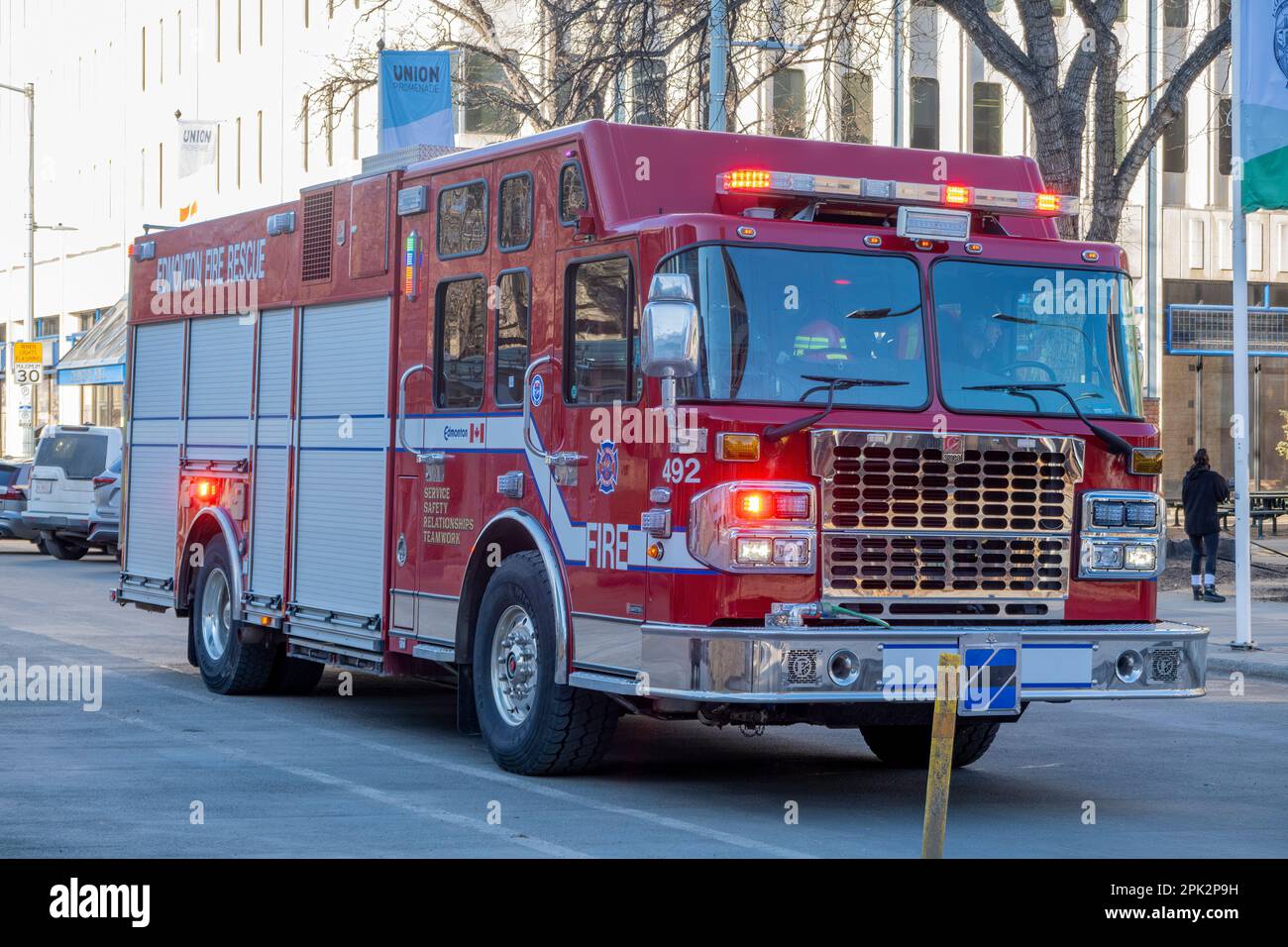 Edmonton, Alberta, Canada. Apr 04, 2023. Vista frontale di un camion dei vigili del fuoco che risponde a una chiamata di emergenza nel centro di Edmonton. Foto Stock