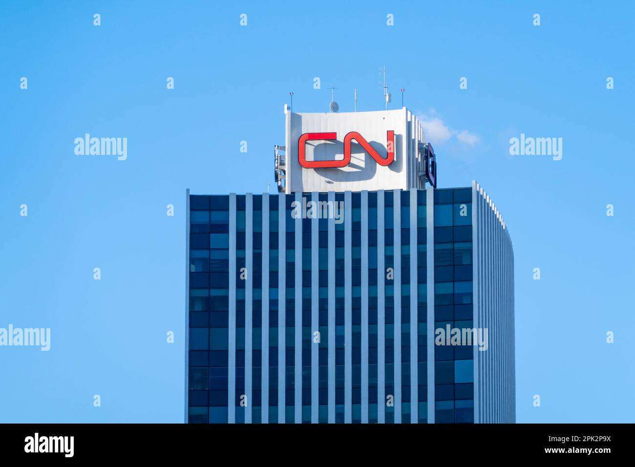 Edmonton, Alberta, Canada. Apr 04, 2023. Un cartello CN Tower Building. Un edificio della Canadian National Railway Company per uffici. Foto Stock