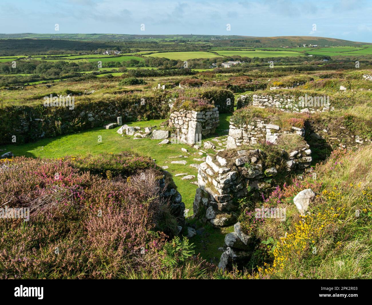 Resti di mura di pietra di case romane-inglesi Courtyard, Chysauster antico villaggio, Cornovaglia, Inghilterra, Regno Unito Foto Stock