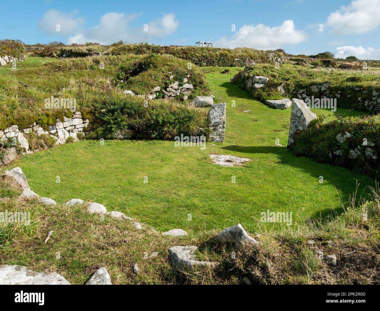Resti di mura di pietra di case romane-inglesi Courtyard, Chysauster antico villaggio, Cornovaglia, Inghilterra, Regno Unito Foto Stock