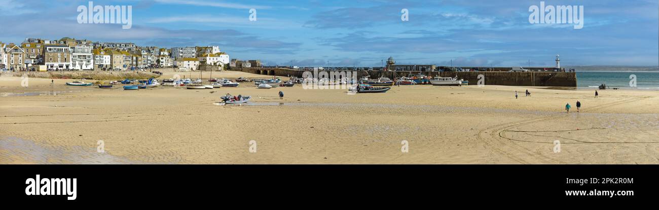 Vista panoramica ultra ampia della spiaggia sabbiosa e del molo di St. Porto di Ives a bassa marea nel mese di settembre, Cornovaglia, Inghilterra, Regno Unito Foto Stock