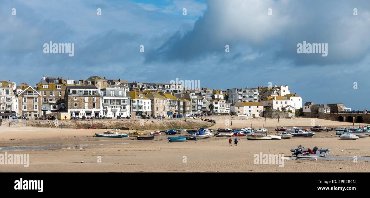 La città balneare di St. Ives visto attraverso la spiaggia del porto con la bassa marea, Cornovaglia, Inghilterra, Regno Unito Foto Stock