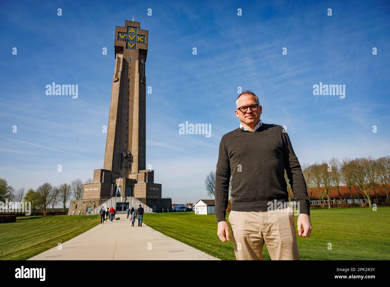 Diksmuide, Belgio. 05th Apr, 2023. Ministro fiammingo delle Finanze, del bilancio e degli alloggi Matthias Diependaele raffigurato presso il monumento di guerra IJzertoren (Yser Tower - Tour de l'Yser) a Diksmuide foto Mercoledì 05 aprile 2023, durante una conferenza stampa sul suo restauro. BELGA PHOTO KURT DESPLENTER Credit: Belga News Agency/Alamy Live News Foto Stock