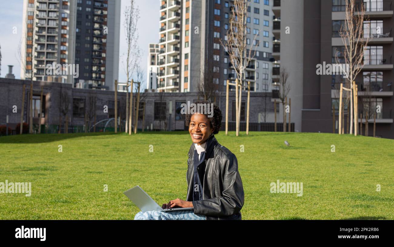 Ragazza africana nel parco Foto Stock