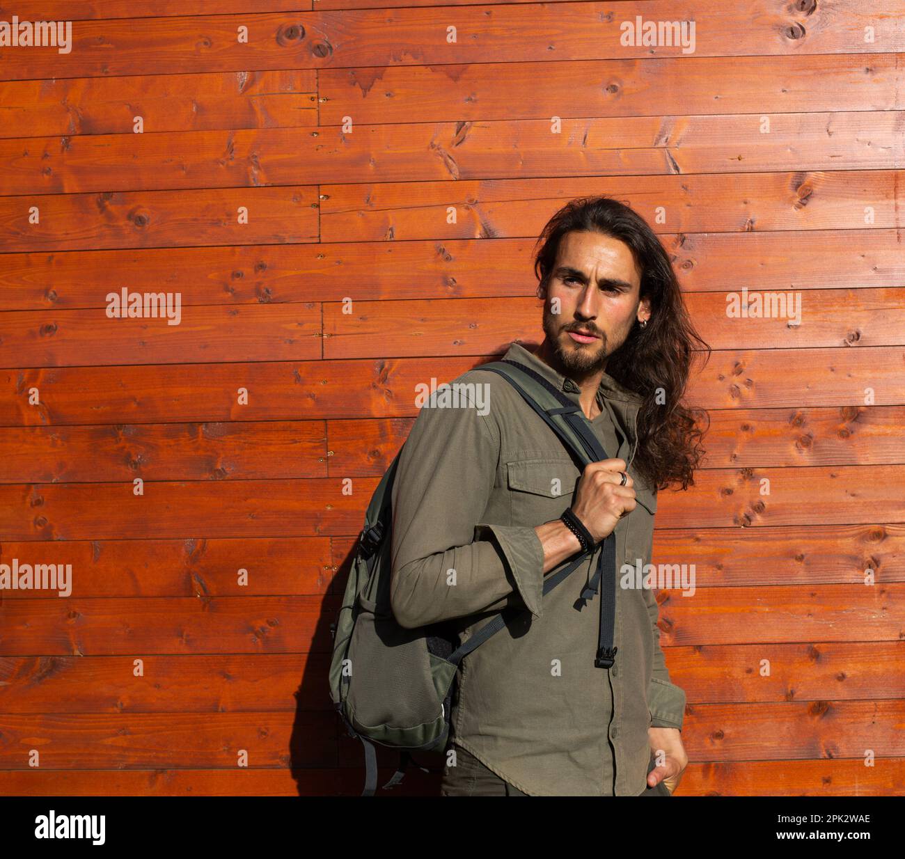 Uomo lungo dei capelli Foto Stock