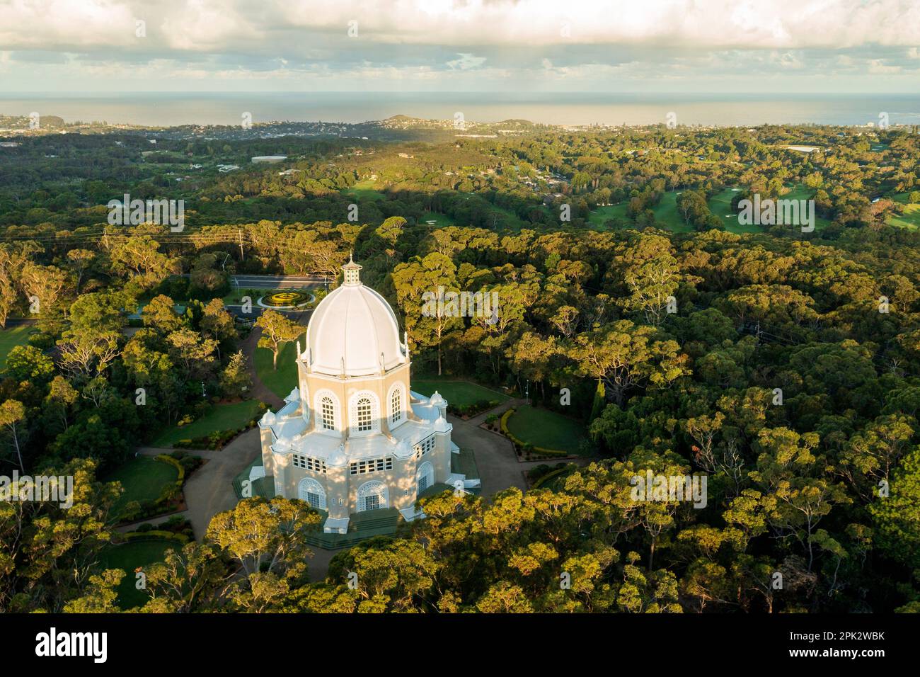 Sydney, Australia - 5 aprile 2023. Ultima luce sul luogo di culto di Baha'i e vista mozzafiato sulle spiagge settentrionali di Sydney. Foto Stock