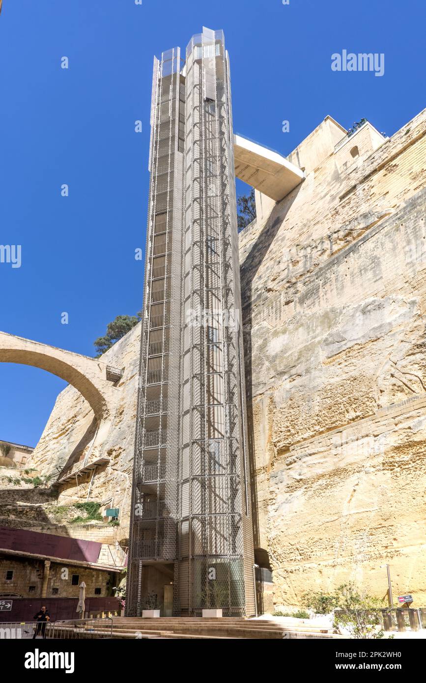 l'ascensore collega i giardini superiori di barrakka con il porto di la valletta malta Foto Stock