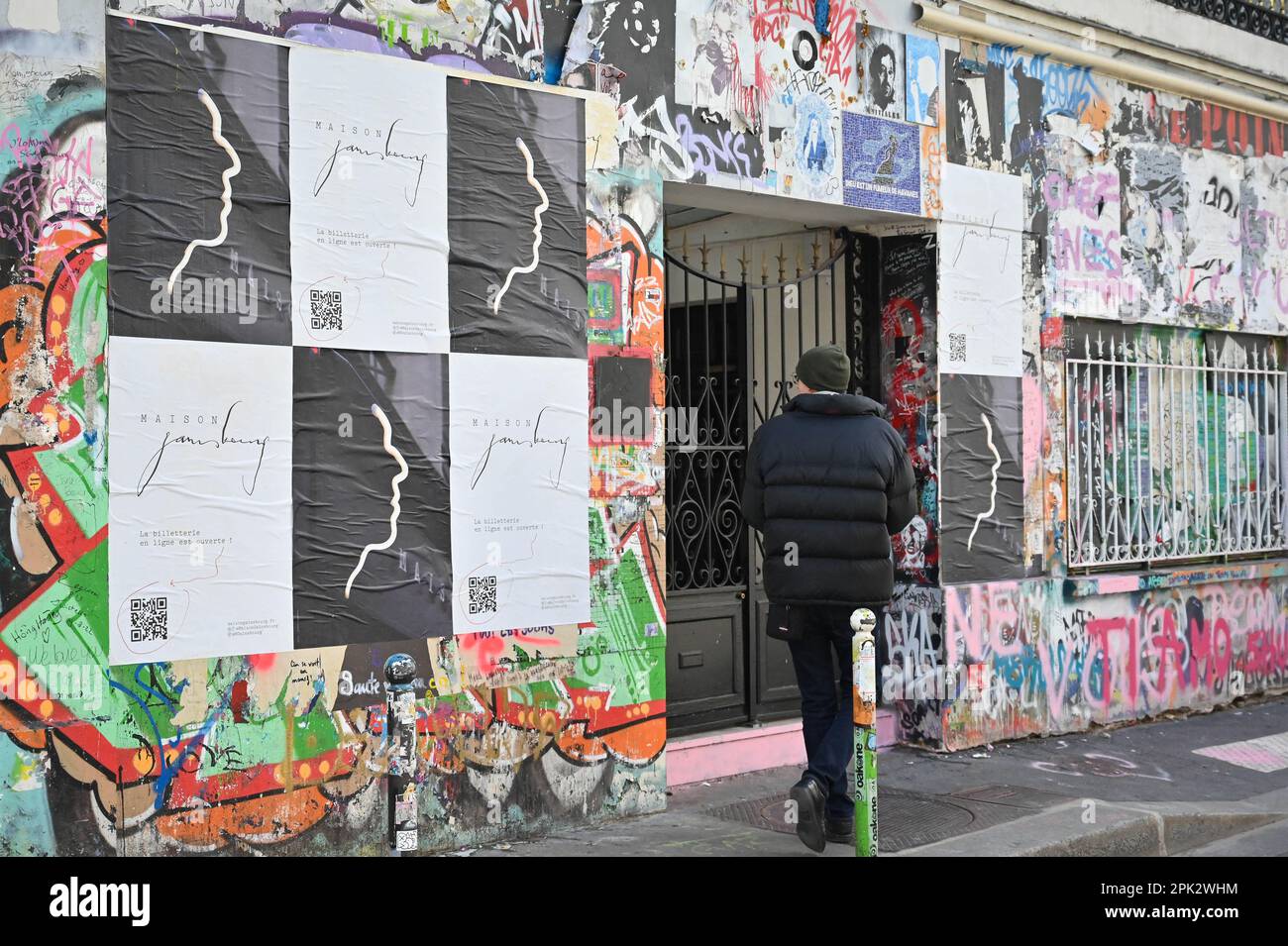 Parigi, Francia, 5 aprile 2023. Una vista esterna della casa del musicista Serge Gainsbourg, rue de Verneuil, Parigi, Francia il 5 aprile 2023. La casa di Serge Gainsbourg, uno dei cantautori più amati e famosi della Francia, sarà finalmente aperta al pubblico il 20 settembre. La casa sulla riva sinistra di Parigi è stato un luogo di pellegrinaggio per i tifosi fin dallo scrittore di 'JE T'Aime . Moi non Plus', affettuosamente conosciuto in Francia come 'l'uomo con la testa di cavolfiore', morì nel 1991. L'atmosfera è stata immacolata, dai posacenere ancora pieni di sigaretta Gitanes ma Foto Stock