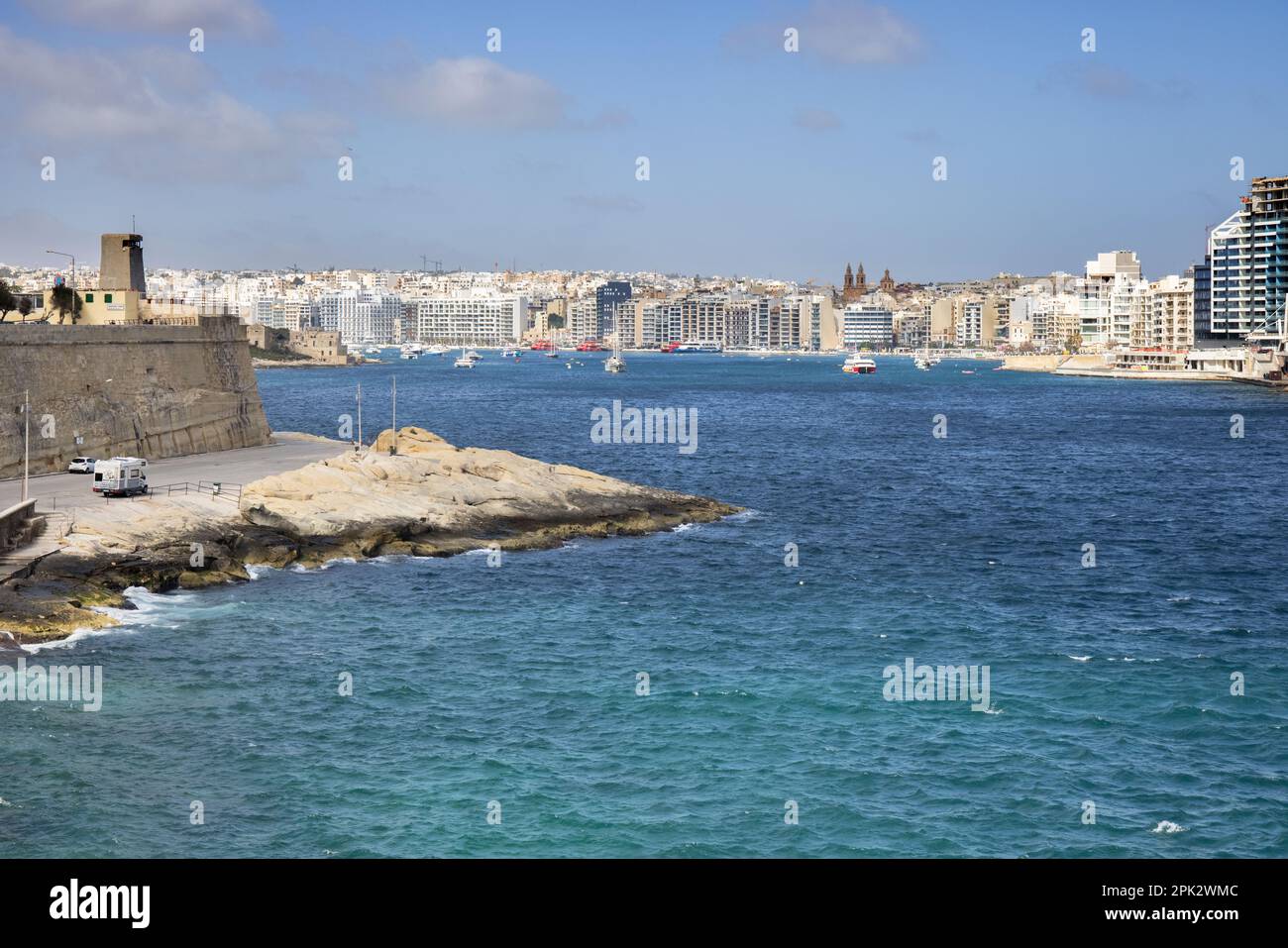 vista sul porto di la valletta verso sliema malta Foto Stock