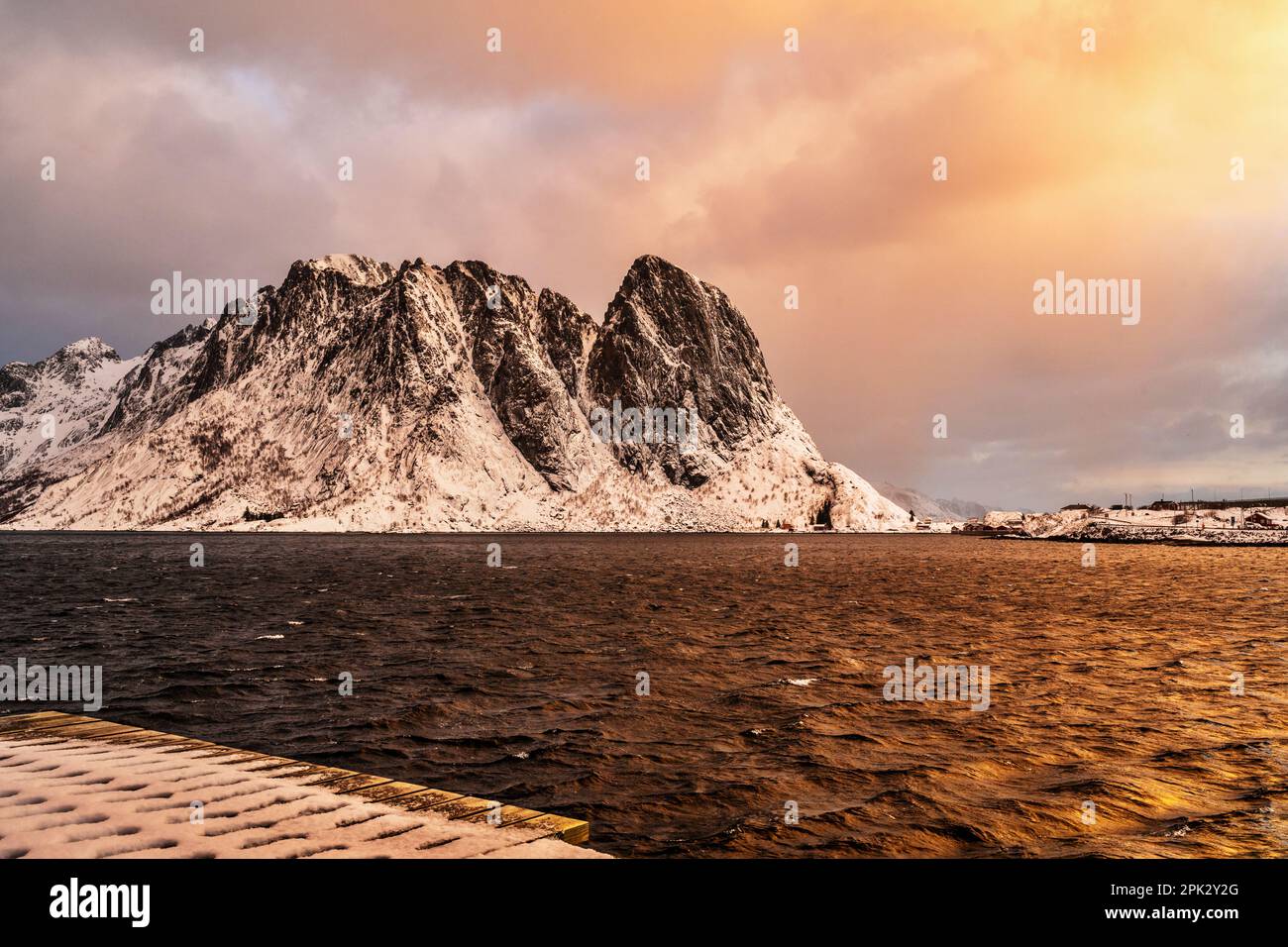 Bella alba sul mare e montagna rocciosa innevata, atmosfera soody a Sakrisoy, Lofoten, Norvegia. Foto Stock