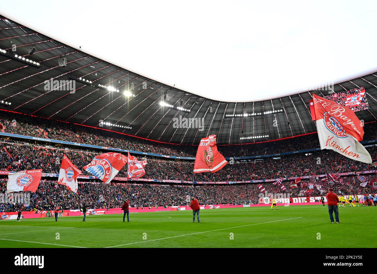 Bandiera sventola davanti all'inizio della partita, atmosferica, esaurito, tedesco Classico FC Bayern Monaco FCB vs Borussia Dortmund BVB, Allianz Arena, M Foto Stock
