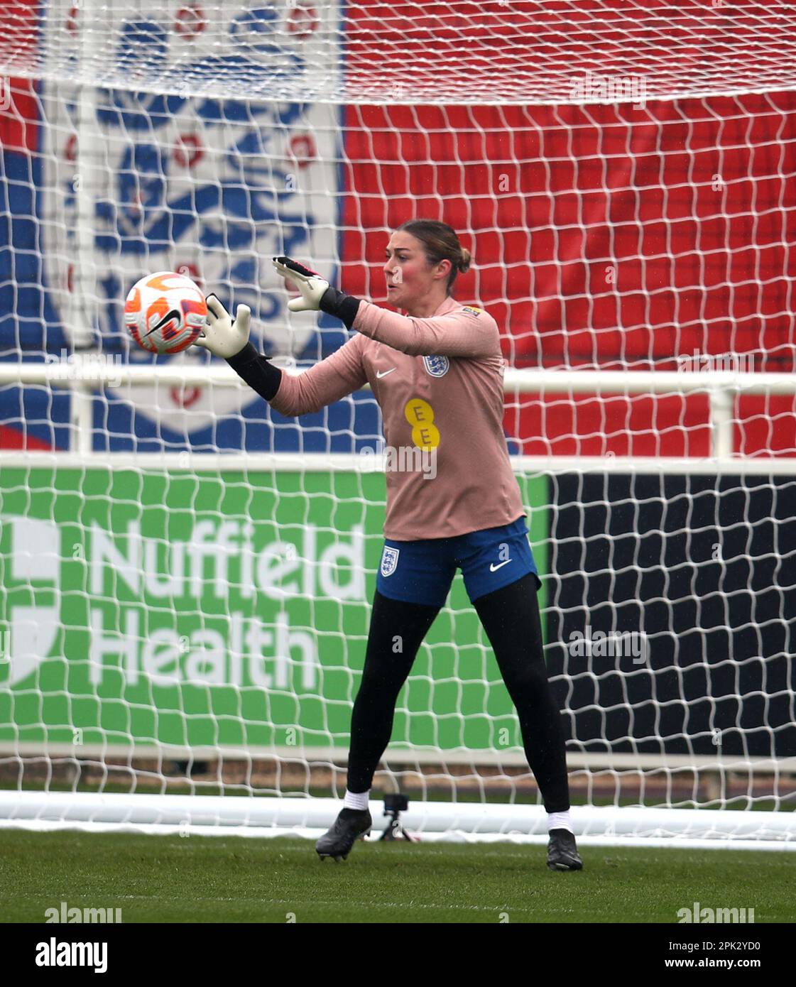 Mary Earps in Inghilterra durante l'allenamento a St. George’s Park. Donne vincitrici DELL’EURO l’Inghilterra affronta i campioni sudamericani del Brasile nella prima Finalissima delle Donne, che si svolge domani sera. Data immagine: Mercoledì 5 aprile 2023. Foto Stock
