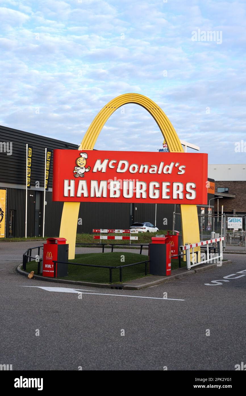Red McDonald's Hamburgers segno su arco giallo in stile retrò Foto Stock