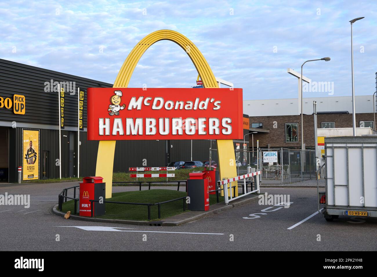 Red McDonald's Hamburgers segno su arco giallo in stile retrò Foto Stock