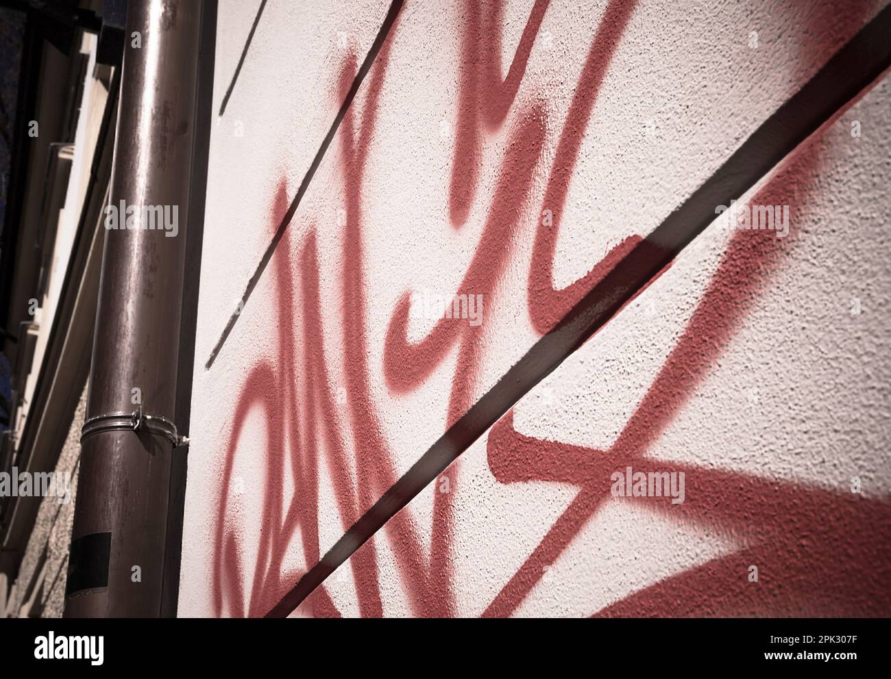 Struttura di parete ruvida, graffiti, pittura di parete della casa, facciata dell'edificio, concetto urbano, disegno casuale Foto Stock