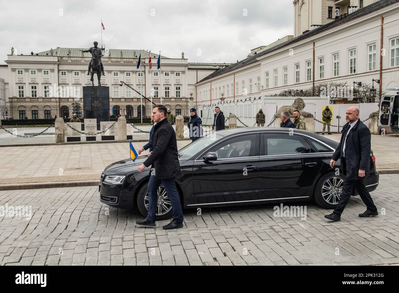 Varsavia, Polonia. 05th Apr, 2023. La limousine di Olena Zelenska e Volodymyr Zelensky si trova all'esterno del palazzo presidenziale durante la visita di un giorno a Varsavia. Volodymyr Zelensky e sua moglie Olena visitano Varsavia per un giorno, un gesto di ringraziamento alla vicina Polonia per il suo sostegno alla difesa dell'Ucraina contro l'invasione russa dell'Ucraina. Credit: SOPA Images Limited/Alamy Live News Foto Stock