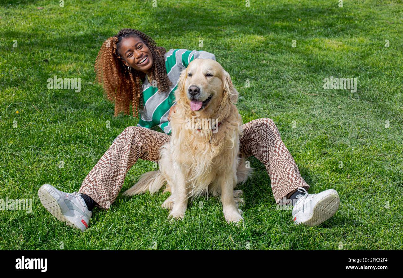 Golden Retriever e ragazza africana Foto Stock