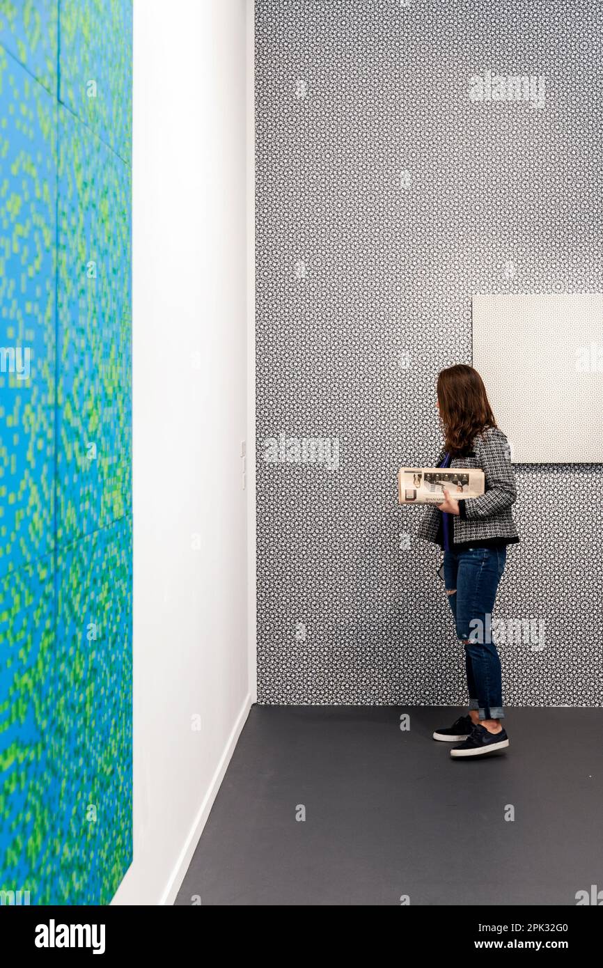 Visitatore che guarda l'arte, mostra Francois Morellet al Frieze Masters London 2018, Regents Park, Londra, Regno Unito Foto Stock