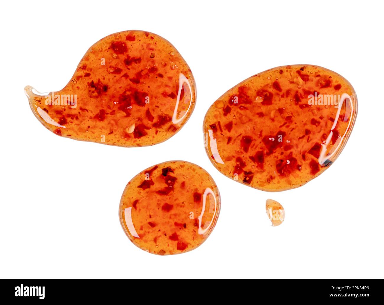 Gocce di salsa dolce agrodolce con pezzi di peperoncino isolato su bianco, vista dall'alto Foto Stock