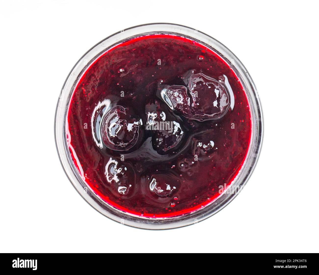 Ciotola di vetro con marmellata di ribes nero, salsa dolce isolato su bianco, vista dall'alto, percorso di ritaglio Foto Stock