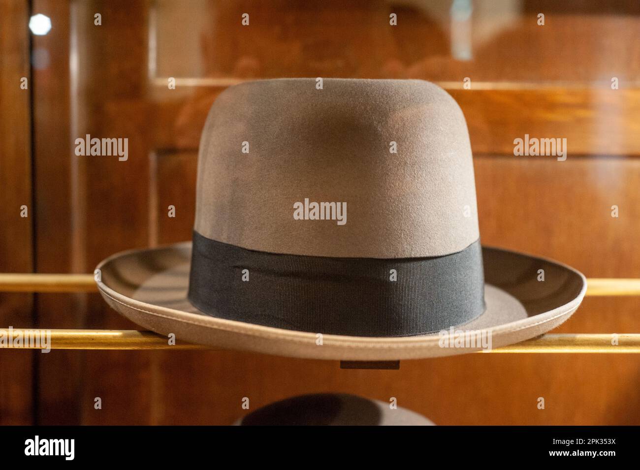 Osserva il significato culturale dei cappelli Borsalino presso la mostra  del museo. Scoprite la bellezza e il lusso della moda italiana al Museo  Borsalino Foto stock - Alamy