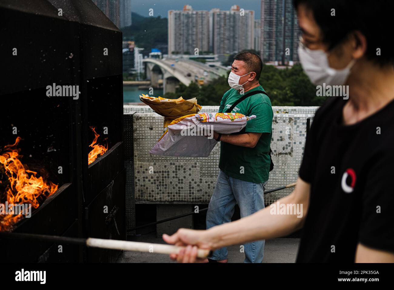 Hong Kong, Cina. 5th Apr, 2023. Famiglia e parenti visitano il cimitero permanente cinese di Tsuen WAN per bruciare le offerte durante il Festival Qing Ming. Migliaia di persone di Hong Kong in grandi gruppi a visitare cimiteri per offrire rispetto durante il Festival Qing Ming dopo una siccità di 3 anni di tradizione in mezzo alla pandemia del Covid-19. (Credit Image: © Keith Tsuji/ZUMA Press Wire) SOLO PER USO EDITORIALE! Non per USO commerciale! Foto Stock