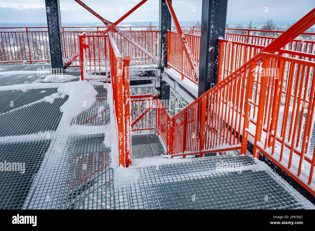 Terrazza panoramica coperta di neve con scalinata. Taborkalns torre di osservazione in giorno nuvoloso. Lettonia. Foto Stock