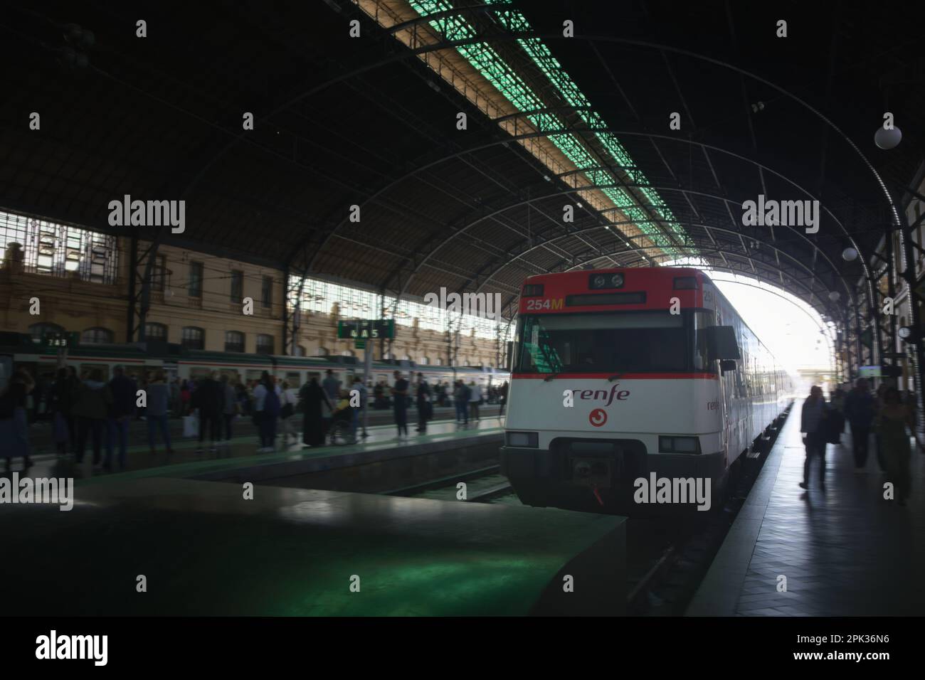Marzo, 2023. Valencia, Spagna. Immagine dei treni pendolari RENFE in attesa alla stazione Nord di Valencia (Spagna) per l'arrivo di passeggeri e turisti Foto Stock