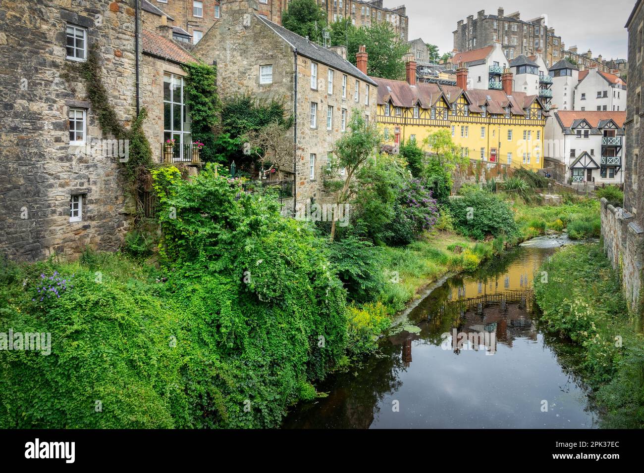 Paesaggio urbano di Dean Village e acqua del fiume Leith a Edimburgo, Scozia Foto Stock