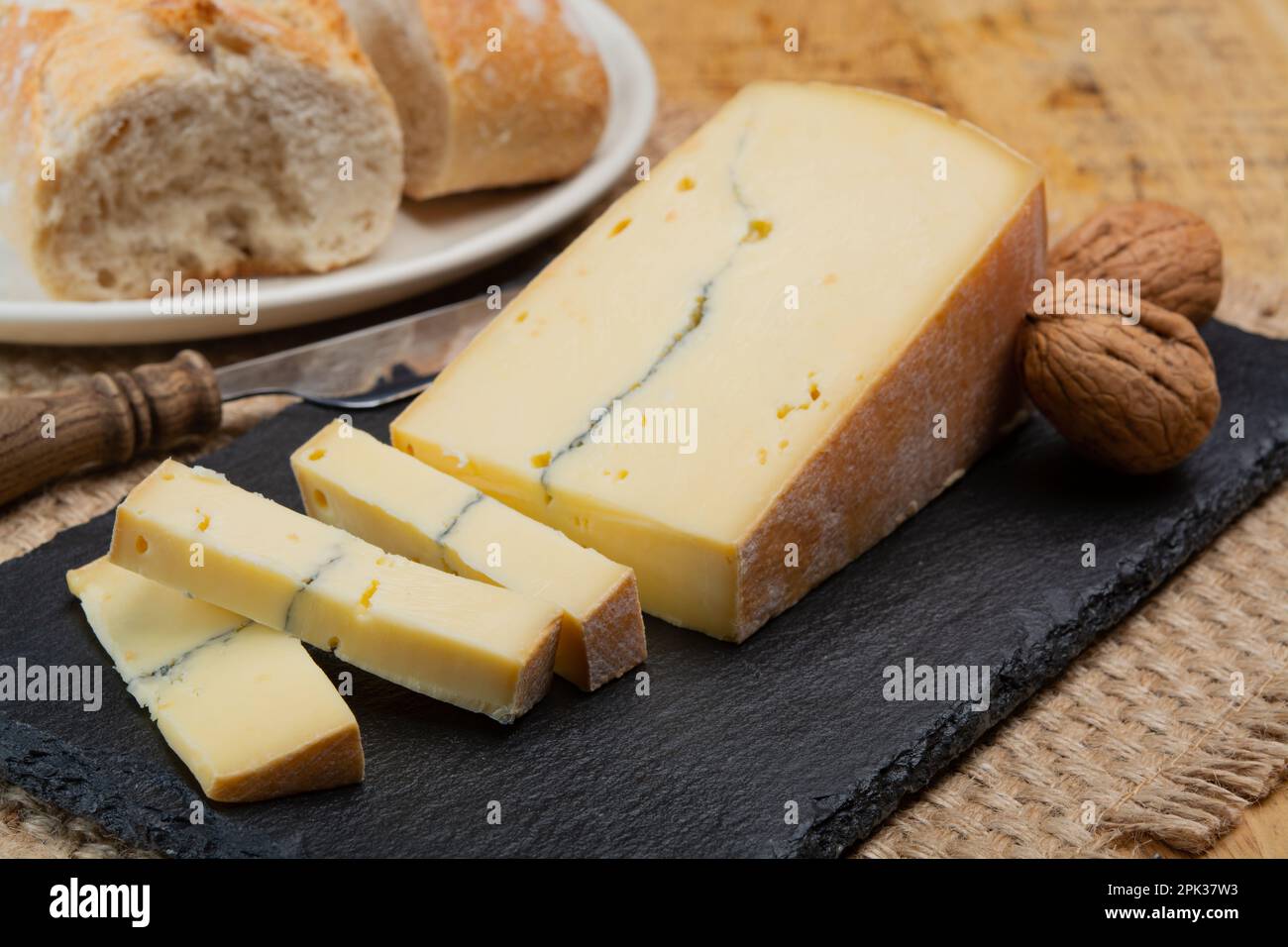 Collezione di formaggi, francese Morbier semi-morbido formaggio di vacca con stampo nero strato primo piano Foto Stock