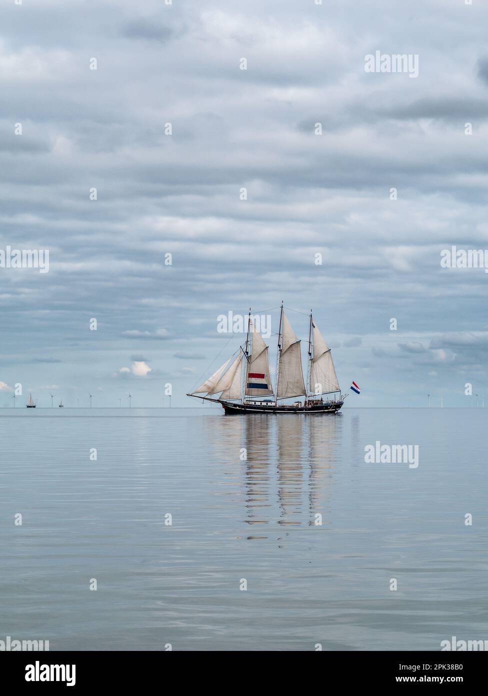 Tradizionale Clipper a tre alberi che naviga sul tranquillo lago Ijsselmeer, Paesi Bassi Foto Stock