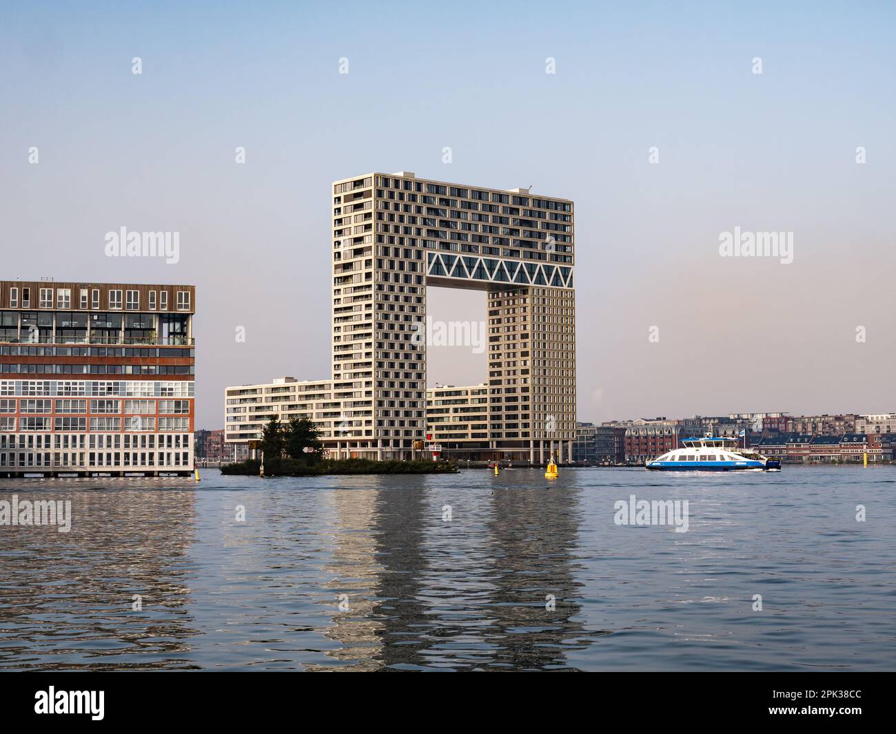 Moderno edificio di appartamenti Pontsteiger in Houthaven sulla sponda sud del fiume IJ, Amsterdam, Paesi Bassi Foto Stock