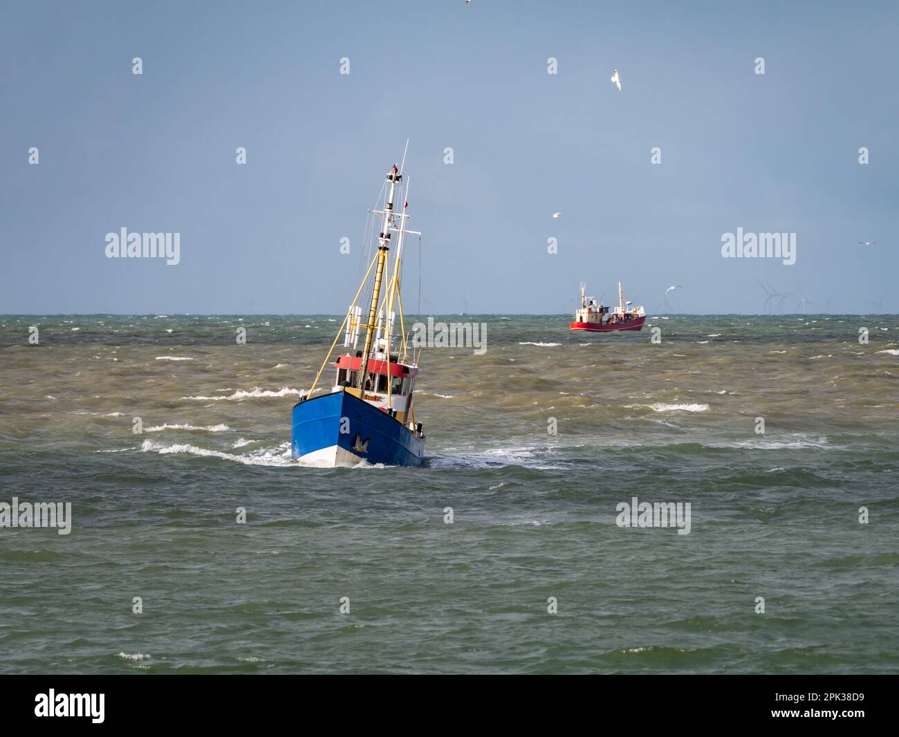 Piccola barca da pesca in onde all'ingresso del porto di Scheveningen, l'Aia, Paesi Bassi Foto Stock