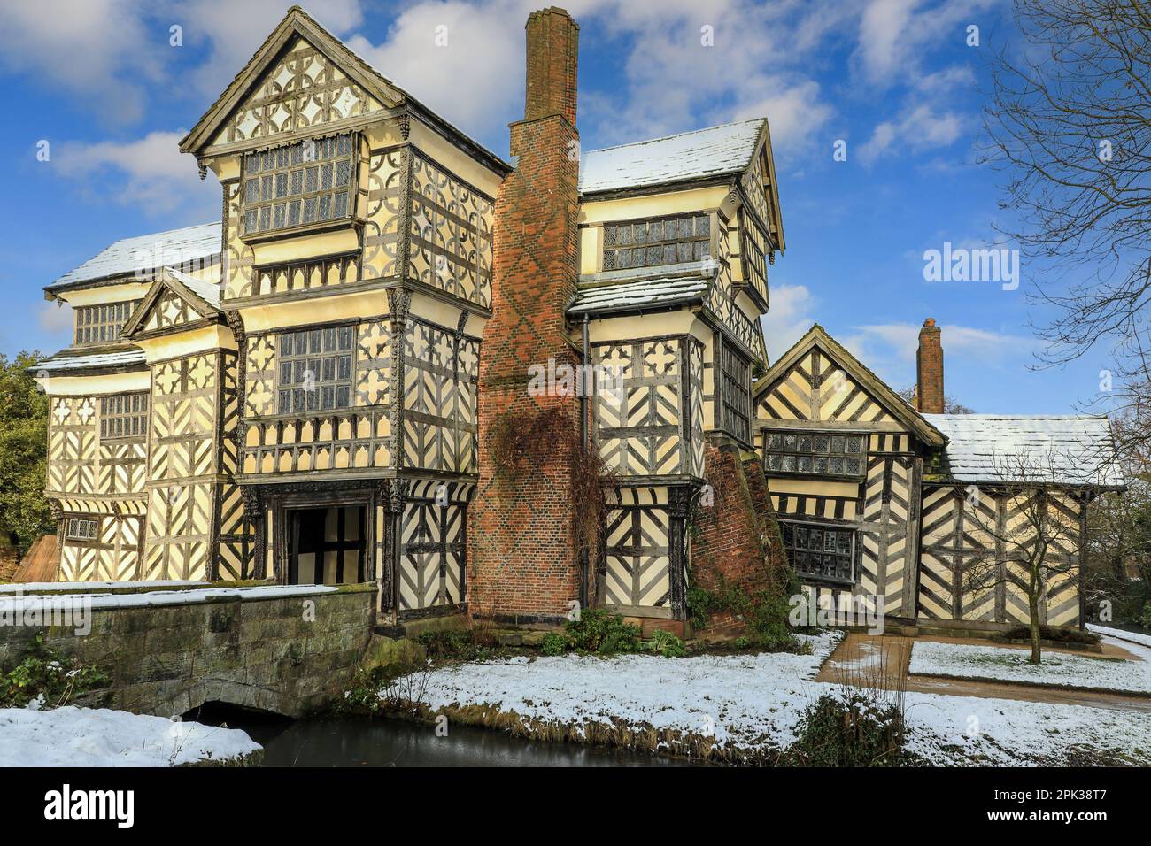 Little Moreton Hall, Cheshire ormeggiato 15th ° secolo a graticcio casa padronale nella neve d'inverno * FOTO SCATTATA DAL SENTIERO PUBBLICO * Foto Stock