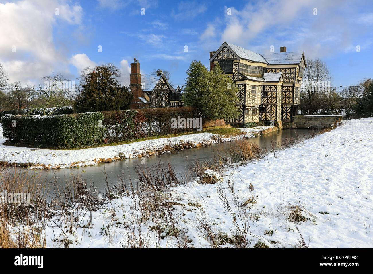 Little Moreton Hall, Cheshire ormeggiato 15th ° secolo a graticcio casa padronale nella neve d'inverno * FOTO SCATTATA DAL SENTIERO PUBBLICO * Foto Stock