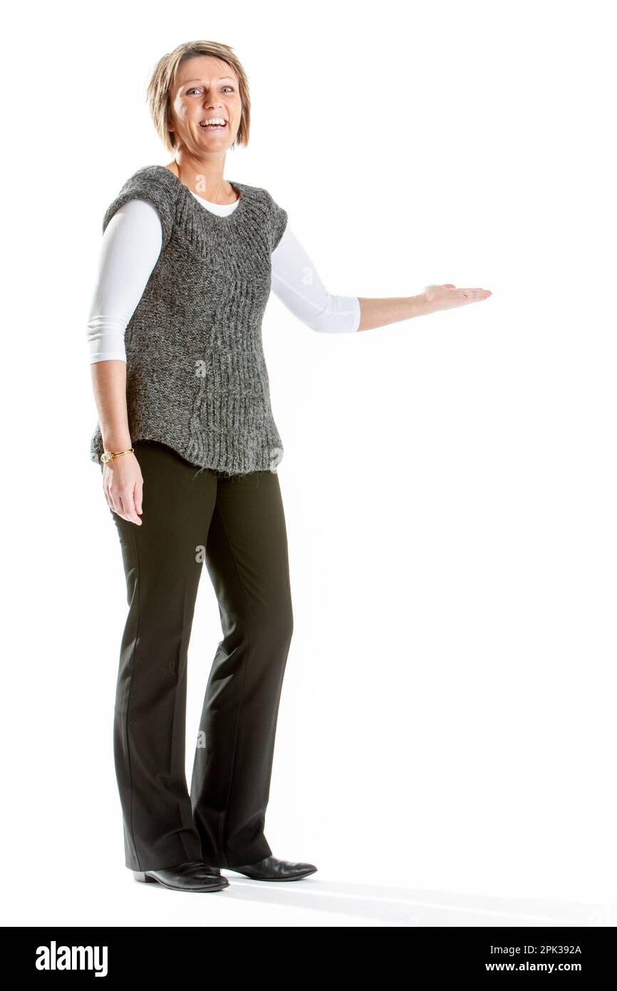 Colleghi aziendali: Presentazione di vendita. Ritratto completo di una donna d'affari amichevole che guida lo spettatore. Da una serie di immagini correlate. Foto Stock