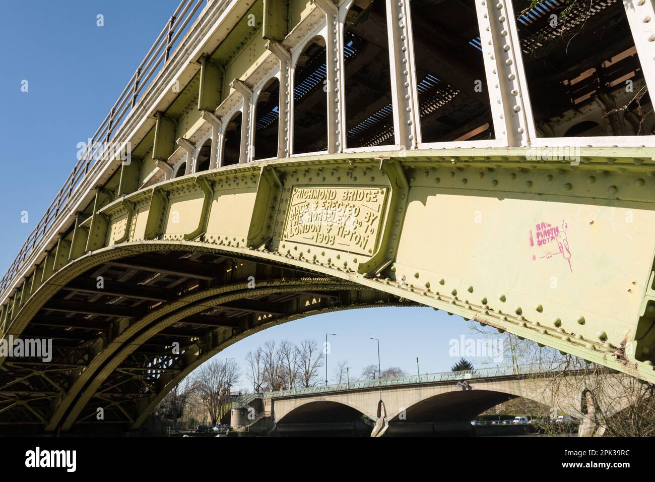 Primo piano di travi in acciaio e rivetti sul ponte ferroviario di Richmond, realizzato e eretto dalla Horseley Co Ltd, London & Tipton, 1908, Londra, Inghilterra, REGNO UNITO Foto Stock