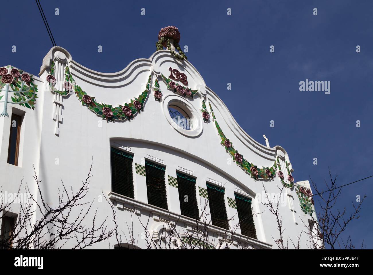 2023. Valencia, Spagna. Particolare della parte superiore di un edificio in stile modernista costruito nel 1908 nel centro della città di Valencia (Spagna) Foto Stock 2023. Valencia, Spagna. Particolare della parte superiore di un edificio in stile modernista costruito nel 1908 nel centro della città di Valencia (Spagna) Foto Stock