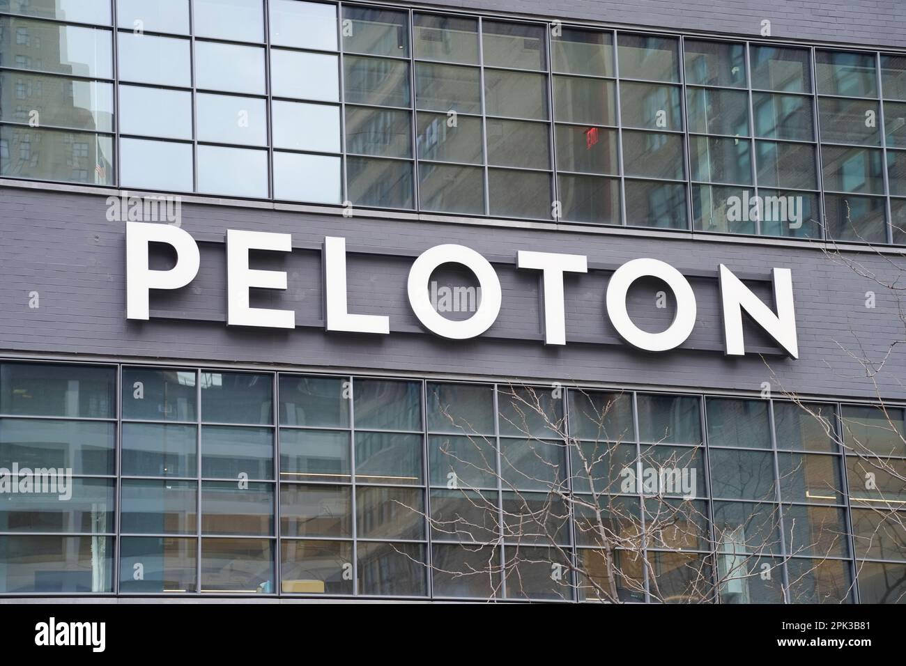 New York, NY - 31 marzo 2023: Primo piano del produttore di attrezzature sportive e classi di abbonamento online Peloton segno sul Midtown Manhattan edificio. Foto Stock