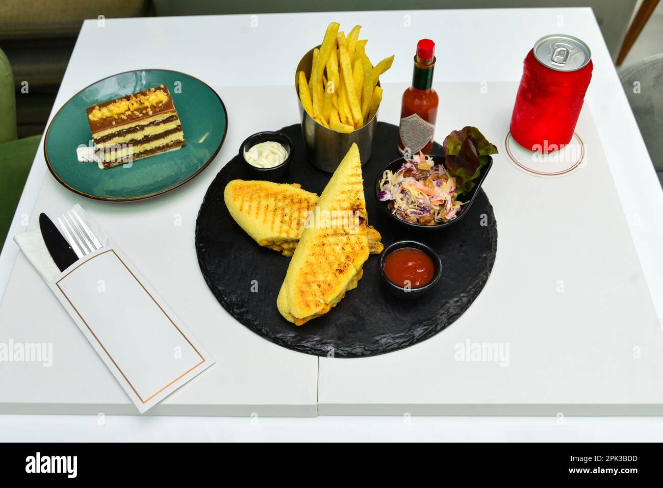 Panini di pollo marocchini con insalata di lattuga, bibita analcolica e patatine fritte Foto Stock