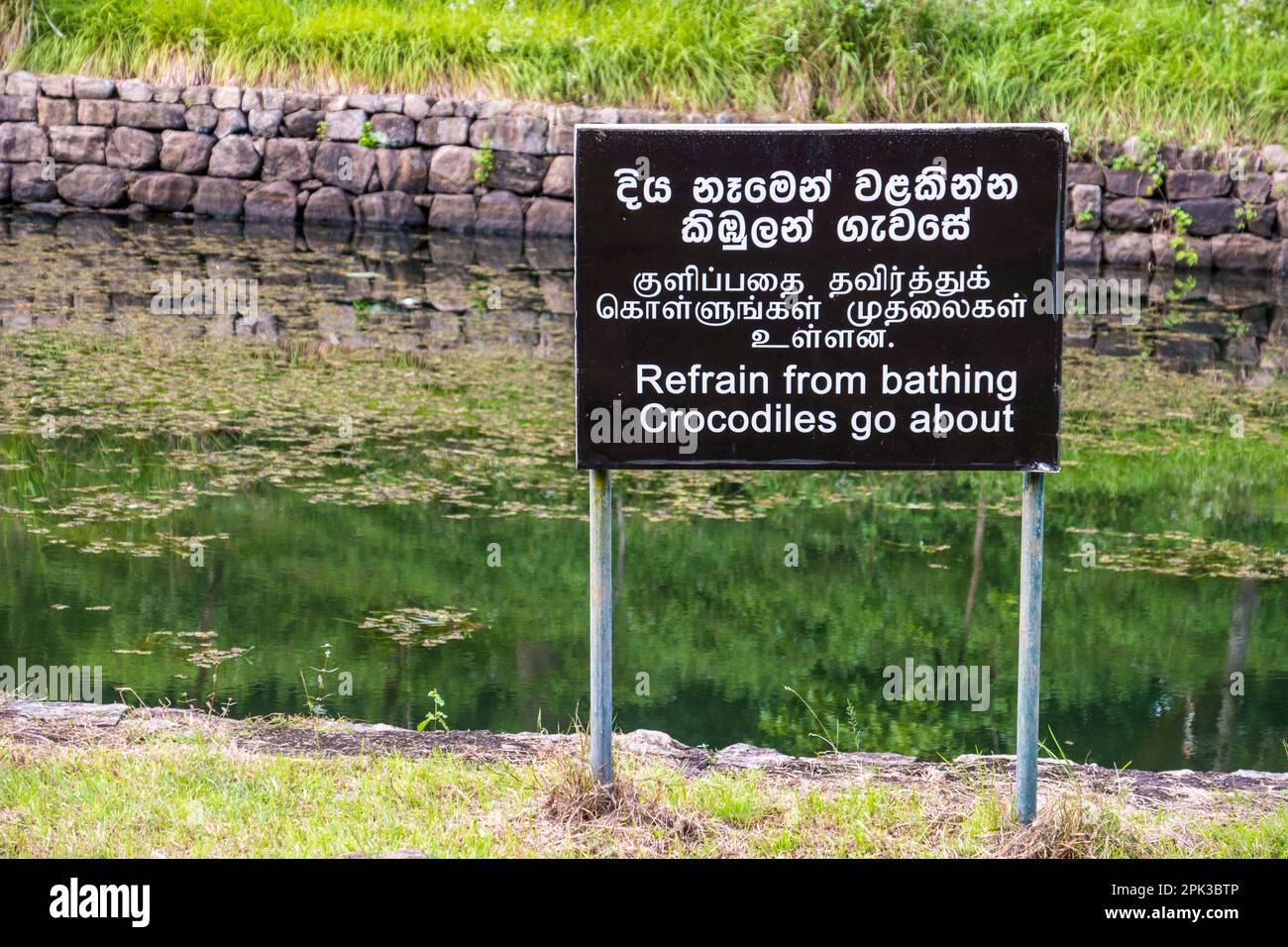 Un segno di avvertimento di coccodrilli in acqua a Sigiriya in Sri Lanka Foto Stock