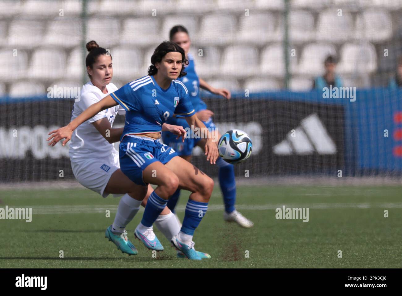 Vercelli, Italia, 5th aprile 2023. EVA Schatzer d'Italia e Georgia Chalatsogianni di Grecia durante la partita del Campionato UEFA U19 allo Stadio Silvio Piola, Vercelli. L'immagine di credito dovrebbe essere: Jonathan Moskrop / Sportimage Foto Stock