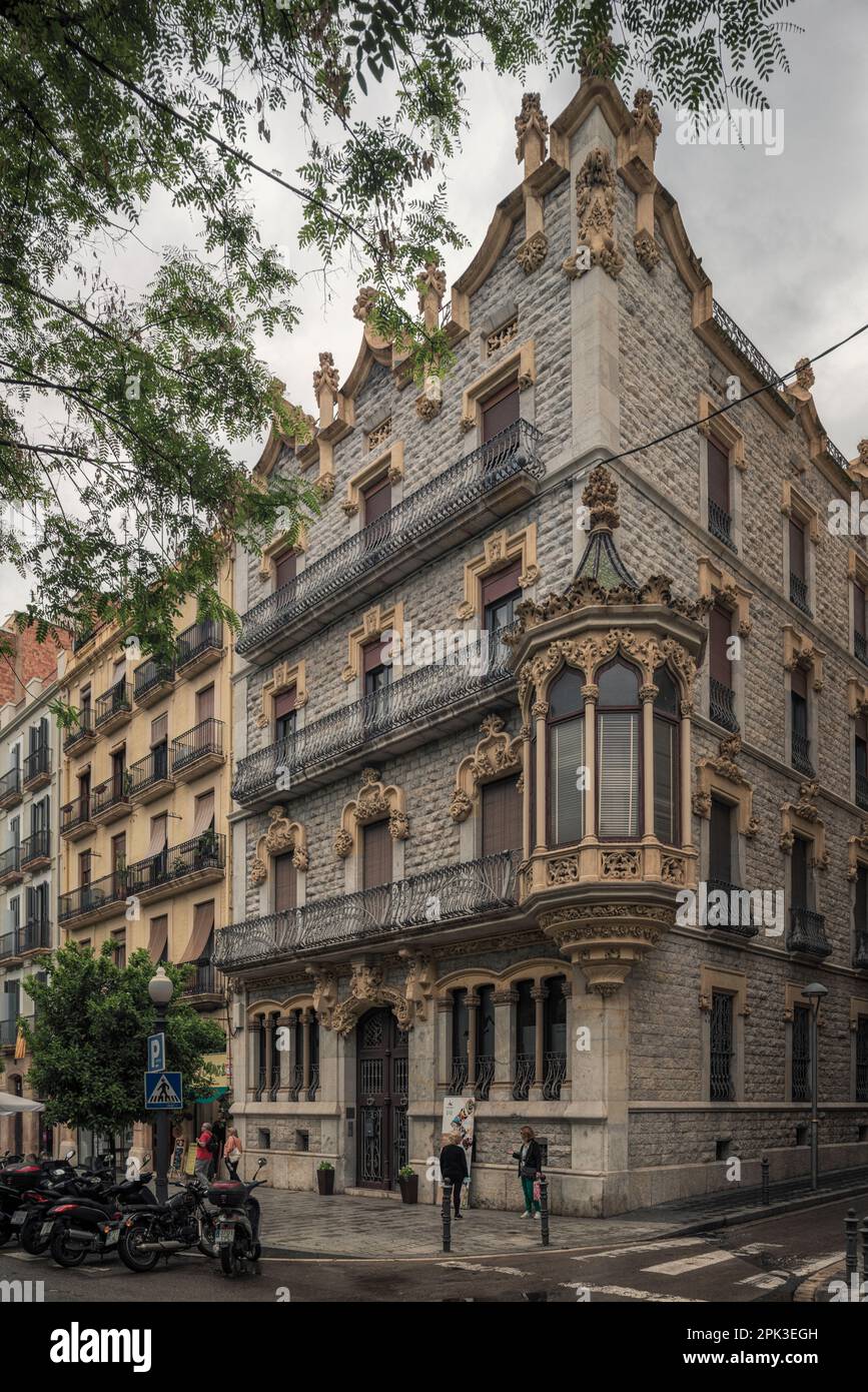 Casa decorata con rilievi e un balcone rotondo sporgente all'angolo di ronda nueva nella città di Tarragona, comunità catalana, Spagna, Europa, Foto Stock