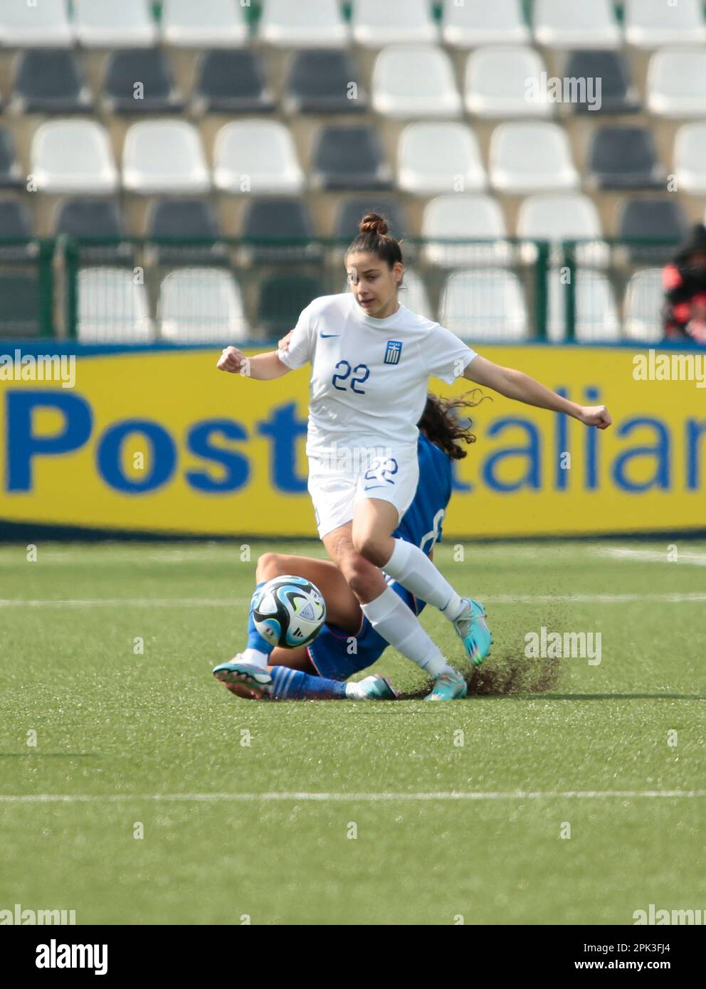 Georgia Chalatsogianni di Grecia U19 durante il Campionato europeo di Donne U19 2023, Round 2, partita di calcio tra, Grece U19 Donne e Italia U19 Donne, il 05 aprile 2023, allo Stadio ‘’Silvio Piola, Vrcelli, Italia. Foto Nderim Kaceli Foto Stock