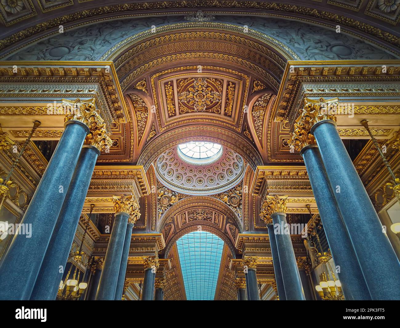 Dettagli architettonici del soffitto con la cupola di vetro e ornamenti dorati all'interno della sala del palazzo di Versailles, la Galleria delle grandi battaglie, la sala più grande i Foto Stock